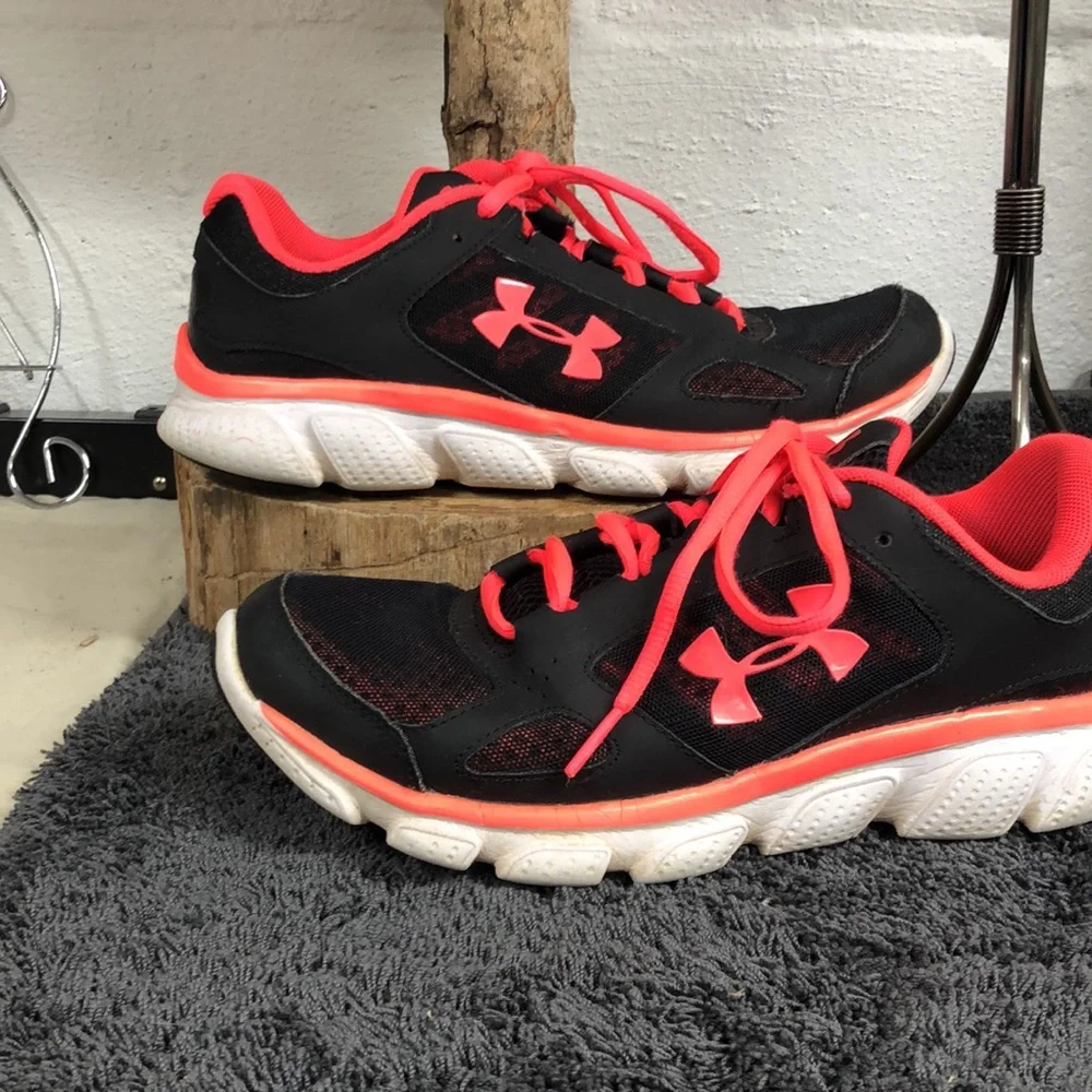 Under Armour Black and neon pink tennis shoes size 7.5‎